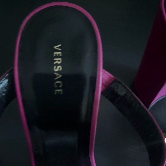 Brand New Never Worn Authentic Versace  Pink Leather Studded Accents T-strap. - Picture 7 of 8